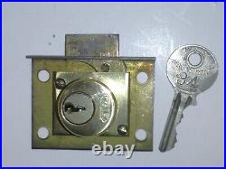 ANTIQUE SLOT MACHINE Early MILLS NOVELTY YALE Lock with Working Key #13M186