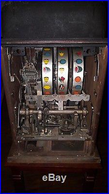 Antique Mills 1940s 5c slot machine. All original withCash Box! Fully functional