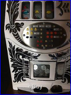 Beautiful Antique Restored Mills Extra Bell Slot Machine, White With Crome