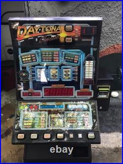DAYTONA Slot Machine