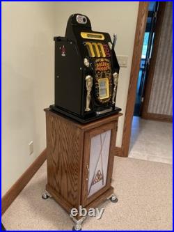 Golden Nugget Genuine Mills 25 Cent Slot Machine & Oak Stand