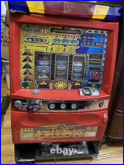 Luxor vintage slot machine coins, key powers up- doesn't work