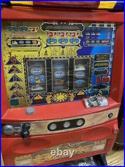 Luxor vintage slot machine coins, key powers up- doesn't work