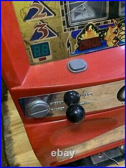 Luxor vintage slot machine coins, key powers up- doesn't work