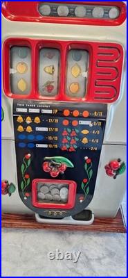 MILLS BLACK CHERRY SLOT MACHINE 1940's. AMAZING CONDITION
