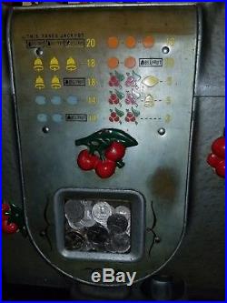 Mills 25c BLACK CHERRY antique slot machine, ca 1946