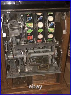 Mills Hole-In-One Three Reel Quarter 25 Cents Golfing Slot Machine, 1940s-1980s Mills Hole-In-One Three Reel Quarter 25 Cents Golfing Slot Machine, 1940s-1980s