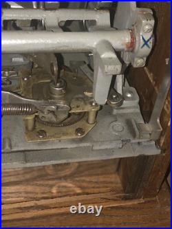 Mills Hole-In-One Three Reel Quarter 25 Cents Golfing Slot Machine, 1940s-1980s Mills Hole-In-One Three Reel Quarter 25 Cents Golfing Slot Machine, 1940s-1980s