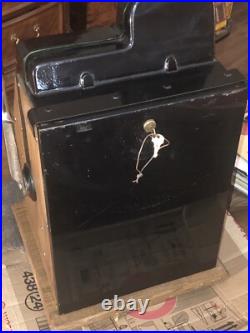 Mills Hole-In-One Three Reel Quarter 25 Cents Golfing Slot Machine, 1940s-1980s Mills Hole-In-One Three Reel Quarter 25 Cents Golfing Slot Machine, 1940s-1980s