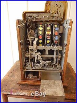 ORIGINAL 1940's 25¢ Mills Antique Slot Machine. It is the Golden Nugget model