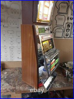 Vintage 1961 ARISTOCRAT Slot Machine 25CENT WORKS GOOD ARISTOCRAT ELITE