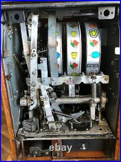 Vintage Mills 25 Cent Slot Machine withKey Excellent Working Condition