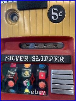 Vintage Mills Lucky Dice 5 cent Slot Machine, With Moving Base. Silver Slipper